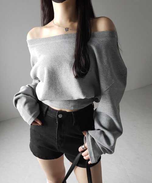 me+em select(ミームセレクト)の「【 2color 】オフショルダーショートスウェットライクトップス / off shoulder short sweat like tops(スウェット・レディース・ブラック/グレー・FREE)」の4枚目の写真