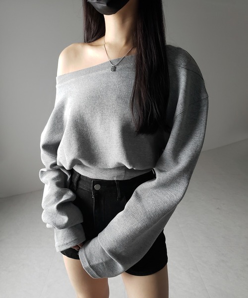 me+em select(ミームセレクト)の「【 2color 】オフショルダーショートスウェットライクトップス / off shoulder short sweat like tops(スウェット・レディース・ブラック/グレー・FREE)」の6枚目の写真