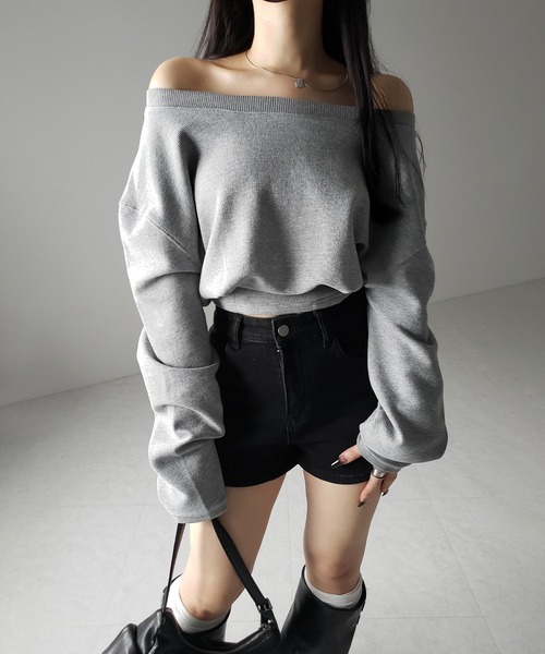 me+em select(ミームセレクト)の「【 2color 】オフショルダーショートスウェットライクトップス / off shoulder short sweat like tops(スウェット・レディース・ブラック/グレー・FREE)」の7枚目の写真