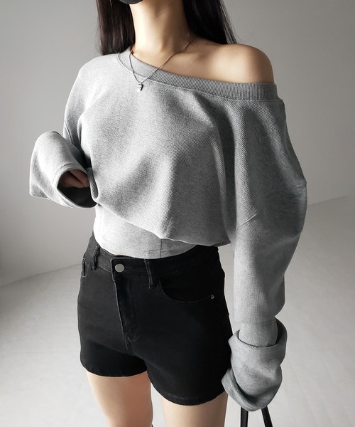 me+em select(ミームセレクト)の「【 2color 】オフショルダーショートスウェットライクトップス / off shoulder short sweat like tops(スウェット・レディース・ブラック/グレー・FREE)」の11枚目の写真