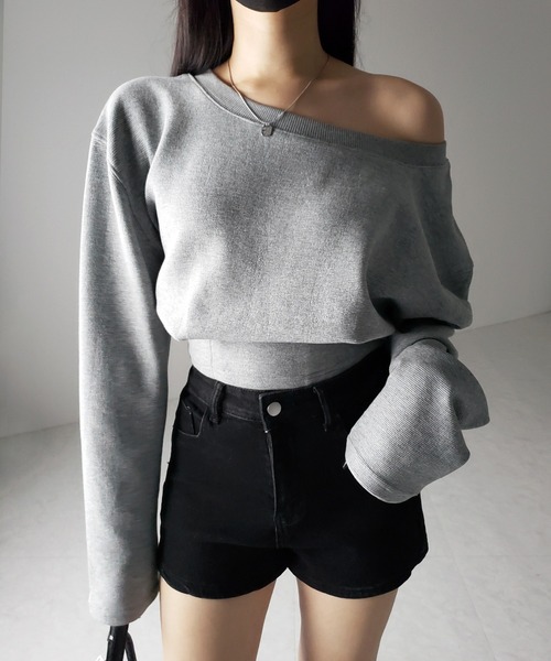 me+em select(ミームセレクト)の「【 2color 】オフショルダーショートスウェットライクトップス / off shoulder short sweat like tops(スウェット・レディース・ブラック/グレー・FREE)」の12枚目の写真