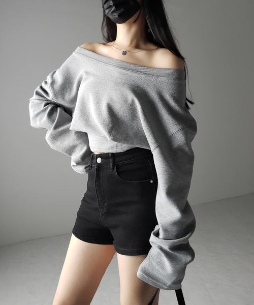 me+em select(ミームセレクト)の「【 2color 】オフショルダーショートスウェットライクトップス / off shoulder short sweat like tops(スウェット・レディース・ブラック/グレー・FREE)」の13枚目の写真