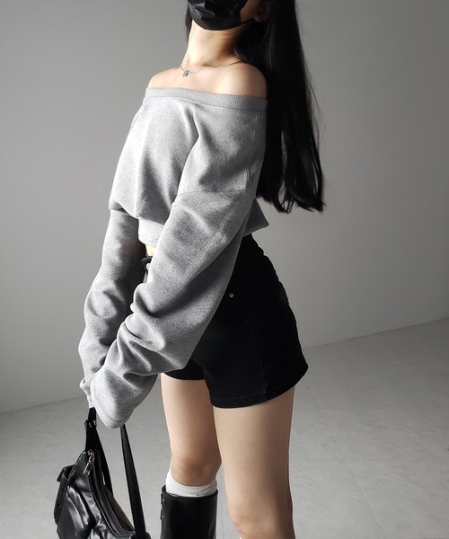 me+em select(ミームセレクト)の「【 2color 】オフショルダーショートスウェットライクトップス / off shoulder short sweat like tops(スウェット・レディース・ブラック/グレー・FREE)」の14枚目の写真