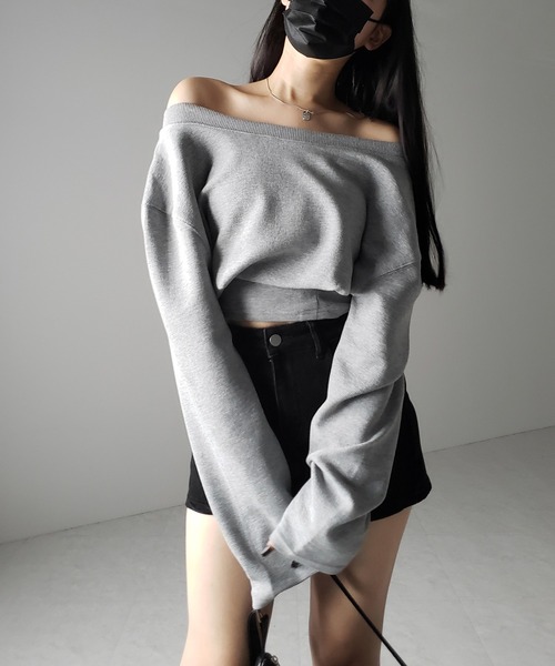 me+em select(ミームセレクト)の「【 2color 】オフショルダーショートスウェットライクトップス / off shoulder short sweat like tops(スウェット・レディース・ブラック/グレー・FREE)」の15枚目の写真