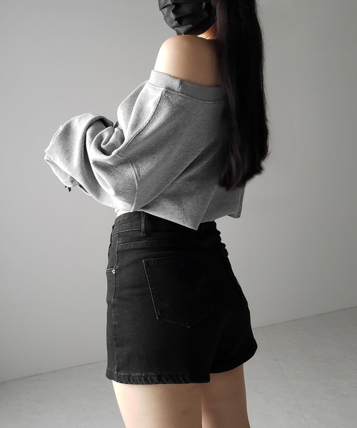 me+em select(ミームセレクト)の「【 2color 】オフショルダーショートスウェットライクトップス / off shoulder short sweat like tops(スウェット・レディース・ブラック/グレー・FREE)」の16枚目の写真