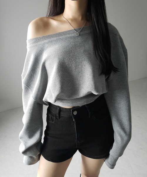 me+em select(ミームセレクト)の「【 2color 】オフショルダーショートスウェットライクトップス / off shoulder short sweat like tops(スウェット・レディース・ブラック/グレー・FREE)」の10枚目の写真