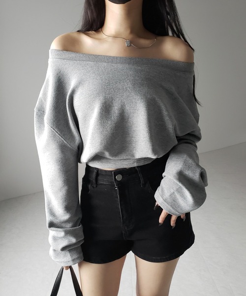 me+em select(ミームセレクト)の「【 2color 】オフショルダーショートスウェットライクトップス / off shoulder short sweat like tops(スウェット・レディース・ブラック/グレー・FREE)」の5枚目の写真