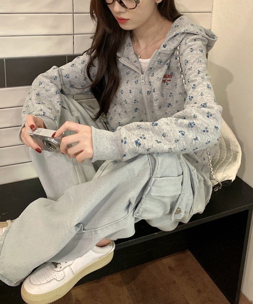 HALEY PESCA（ヘーリーペスカ）の「HALEY PESCA/フラワープリント　ダブルジップパーカー（パーカー・レディース・グレー/アイボリー・LARGE/MEDIUM/SMALL/X-LARGE）」の5枚目の写真