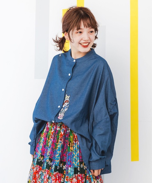 ScoLar（スカラー）の「143658：ヒーローネコ＆ドッグの刺繍入り ノーカラーワイドシャツ（シャツ/ブラウス・レディース・アイボリー/ブラック/ネイビー・M）」の3枚目の写真