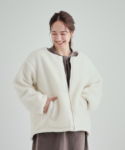 SHOO・LA・RUE(シューラルー)の「◆【S-LL/リバーシブル】首まわりすっきり ボア×キルト ノーカラーブルゾン(ブルゾン・レディース・オフホワイト/ブラック/グリーン系・04/03/02/01)」の4枚目の写真