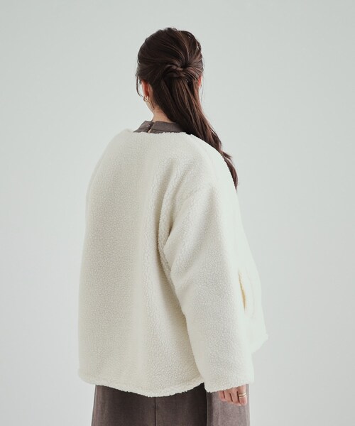 SHOO・LA・RUE(シューラルー)の「◆【S-LL/リバーシブル】首まわりすっきり ボア×キルト ノーカラーブルゾン(ブルゾン・レディース・オフホワイト/ブラック/グリーン系・04/03/02/01)」の5枚目の写真