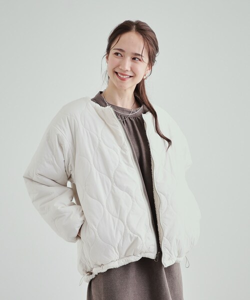 SHOO・LA・RUE(シューラルー)の「◆【S-LL/リバーシブル】首まわりすっきり ボア×キルト ノーカラーブルゾン(ブルゾン・レディース・オフホワイト/ブラック/グリーン系・04/03/02/01)」の6枚目の写真