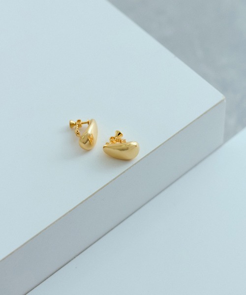 ADAM ET ROPE'(アダムエロペ)の「LES BIJOUX カーブドロップイヤリング(イヤリング・レディース・シルバー/ゴールド・FREE)」の2枚目の写真