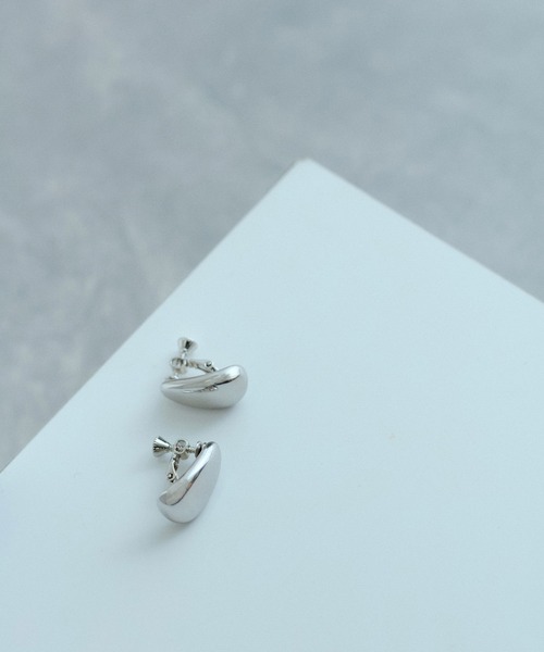 ADAM ET ROPE'(アダムエロペ)の「LES BIJOUX カーブドロップイヤリング(イヤリング・レディース・シルバー/ゴールド・FREE)」の3枚目の写真