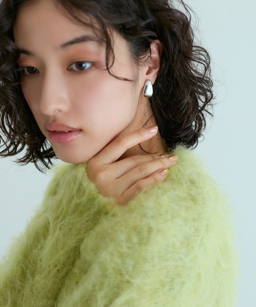 ADAM ET ROPE'(アダムエロペ)の「LES BIJOUX カーブドロップイヤリング(イヤリング・レディース・シルバー/ゴールド・FREE)」の4枚目の写真