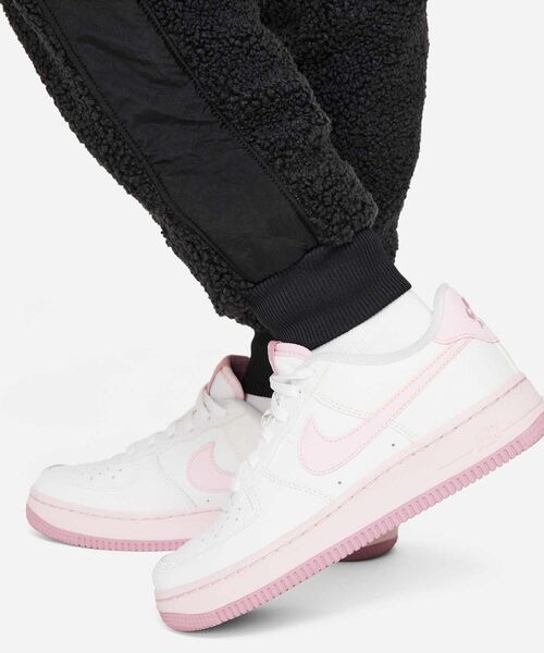 NIKE（ナイキ）の「《セットアップ対応商品》ナイキ スポーツウェア クラブ フリース ジュニア ウィンタライズド パンツ / Nike Sportswear Club Fleece Big Kids' Winterized Pants FJ6021-010 Black（スウェットパンツ・キッズ・ブラック・130/140/150/160/170）」の15枚目の写真