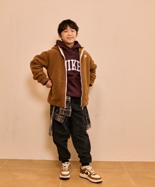 NIKE（ナイキ）の「《セットアップ対応商品》ナイキ スポーツウェア クラブ フリース ジュニア ウィンタライズド パンツ / Nike Sportswear Club Fleece Big Kids' Winterized Pants FJ6021-010 Black（スウェットパンツ・キッズ・ブラック・130/140/150/160/170）」の2枚目の写真