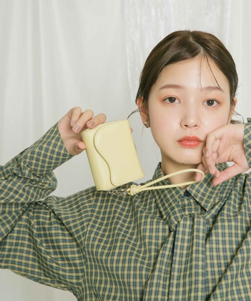 KBF(ケイビーエフ)の「ウェーブデザインウォレット(財布・レディース・イエロー/ネイビー・ONE)」の2枚目の写真