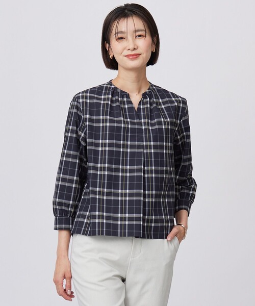 J.PRESS Ladies（J.プレス レディス）の「【洗える】コンパクトチェック スタンドカラー ブラウス（シャツ/ブラウス・レディース・ベージュ系3/ネイビー系3・XS）」の2枚目の写真