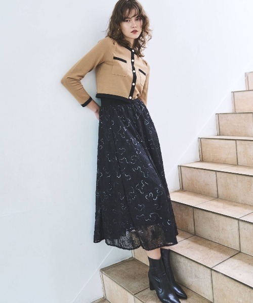 AND COUTURE（アンドクチュール）の「ウエストリブスパンコール刺しゅうレースロングスカート（スカート・レディース・ベージュ/ブラック・FREE）」の3枚目の写真