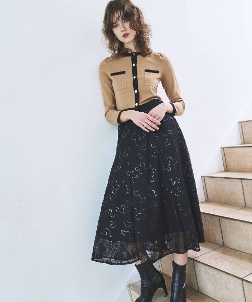AND COUTURE（アンドクチュール）の「ウエストリブスパンコール刺しゅうレースロングスカート（スカート・レディース・ベージュ/ブラック・FREE）」の4枚目の写真
