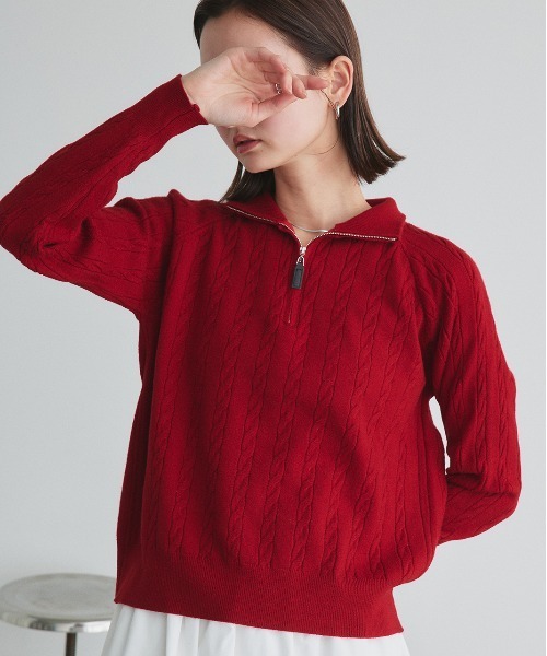 ad thie(アドティエ)の「ケーブル編み ハーフジップ ニット(ニット/セーター・レディース・オフホワイト/レッド/ライトグレー/ブラック・FREE)」の1枚目の写真