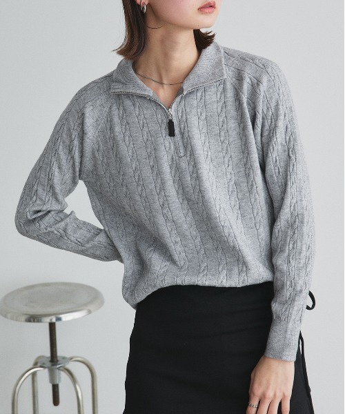 ad thie(アドティエ)の「ケーブル編み ハーフジップ ニット(ニット/セーター・レディース・オフホワイト/レッド/ライトグレー/ブラック・FREE)」の4枚目の写真