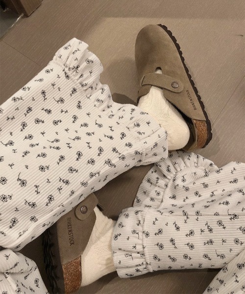 WEGO(ウィゴー)の「WEGO/小花柄ストレートイージーパンツ(その他パンツ・レディース・ホワイト・MEDIUM/LARGE)」の2枚目の写真