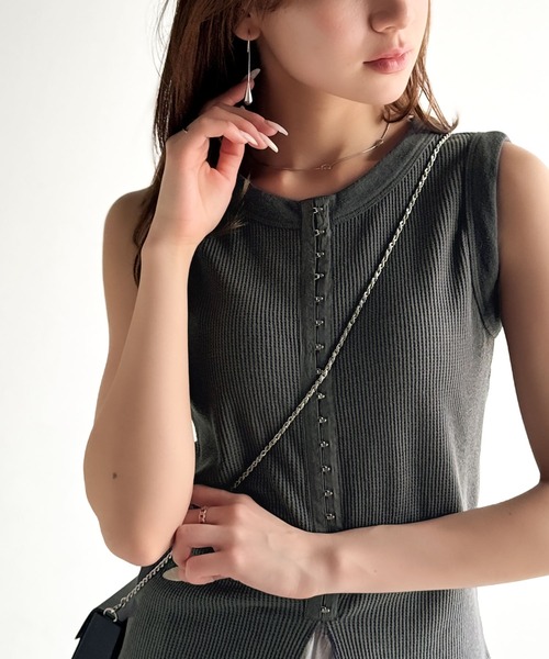 ブラックノースリーブトップス　NITTO セール】軽やかに魅せる、今どきカジュアルの主役。フロントホック