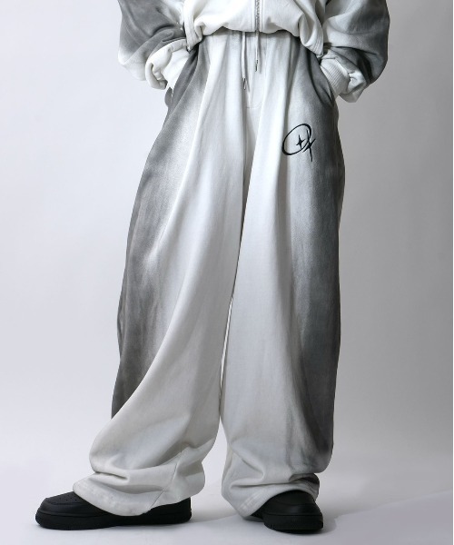 Starting Over（スターティングオーバー）の「one point stitch spray processing sweat pants/ワンポイント刺繍 スプレー加工 スウェットパンツ（スウェットパンツ・メンズ・オフホワイト/チャコールグレー・L/M）」の2枚目の写真