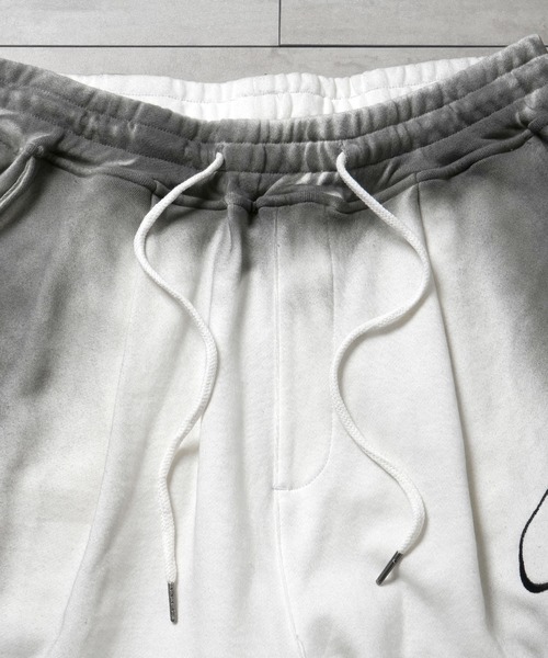 Starting Over（スターティングオーバー）の「one point stitch spray processing sweat pants/ワンポイント刺繍 スプレー加工 スウェットパンツ（スウェットパンツ・メンズ・オフホワイト/チャコールグレー・L/M）」の4枚目の写真