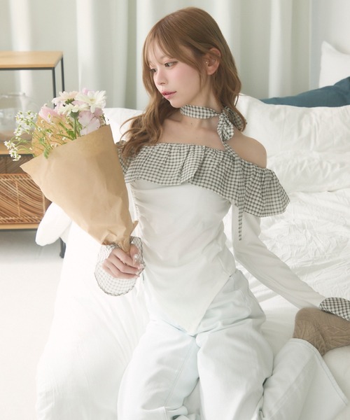 TITTY&CO.(ティティーアンドコー)の「ギンガムフリルオフショルトップス(シャツ/ブラウス・レディース・アイボリー/ブラック・FREE)」の8枚目の写真