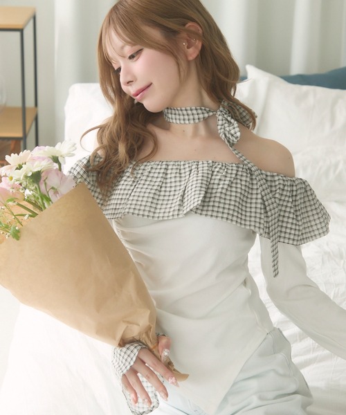 TITTY&CO.(ティティーアンドコー)の「ギンガムフリルオフショルトップス(シャツ/ブラウス・レディース・アイボリー/ブラック・FREE)」の4枚目の写真