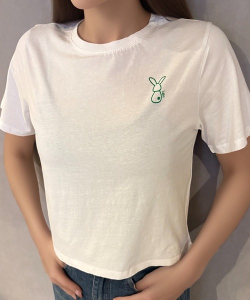 Girly Doll(ガーリードール)の「ラビットモチーフワンポイントTシャツ(Tシャツ/カットソー・レディース・ブラック/グリーン・L/M)」の2枚目の写真