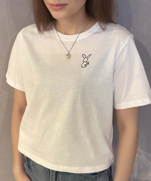 Girly Doll(ガーリードール)の「ラビットモチーフワンポイントTシャツ(Tシャツ/カットソー・レディース・ブラック/グリーン・L/M)」の1枚目の写真