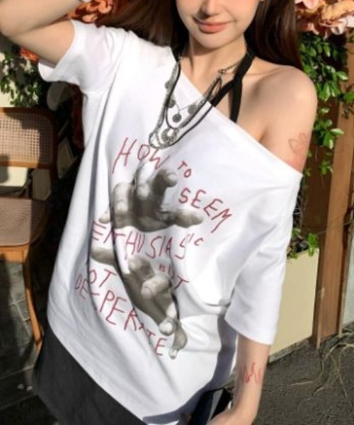 GEMEDA（ジェメダ）の「ワンちゃんプリントワンショルダーTシャツ（Tシャツ/カットソー・レディース・ホワイト/グレー/ブラック/ネイビー/ホワイト系その他/ホワイト系その他2・M）」の3枚目の写真