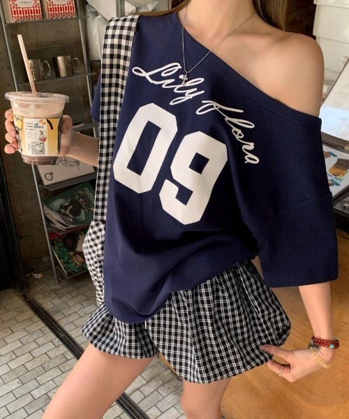 GEMEDA（ジェメダ）の「ワンちゃんプリントワンショルダーTシャツ（Tシャツ/カットソー・レディース・ホワイト/グレー/ブラック/ネイビー/ホワイト系その他/ホワイト系その他2・M）」の6枚目の写真