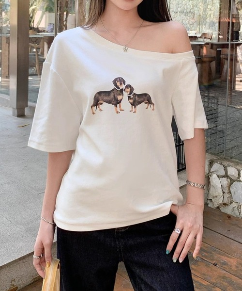 GEMEDA（ジェメダ）の「ワンちゃんプリントワンショルダーTシャツ（Tシャツ/カットソー・レディース・ホワイト/グレー/ブラック/ネイビー/ホワイト系その他/ホワイト系その他2・M）」の2枚目の写真