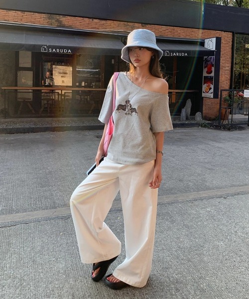 GEMEDA（ジェメダ）の「ワンちゃんプリントワンショルダーTシャツ（Tシャツ/カットソー・レディース・ホワイト/グレー/ブラック/ネイビー/ホワイト系その他/ホワイト系その他2・M）」の9枚目の写真