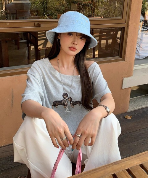 GEMEDA（ジェメダ）の「ワンちゃんプリントワンショルダーTシャツ（Tシャツ/カットソー・レディース・ホワイト/グレー/ブラック/ネイビー/ホワイト系その他/ホワイト系その他2・M）」の8枚目の写真