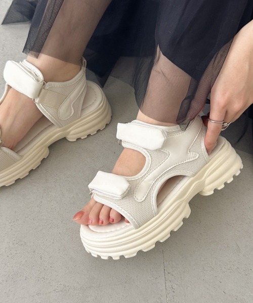 CLEA(クレア)の「厚底ダブルベルトスポーツサンダル(サンダル・レディース・アイボリー/ブラック・23.5cm/24.5cm)」の7枚目の写真