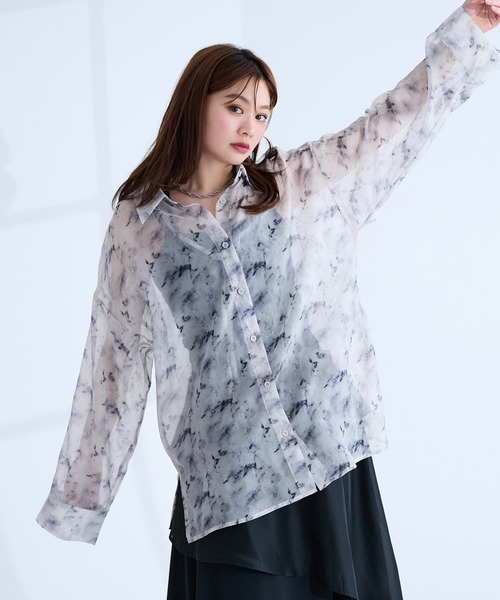 Ellno de Mavie(エルノデメヴィ)の「2wayシアーシャツ(シャツ/ブラウス・レディース・オフホワイト/ブルー/ブラック・FREE)」の2枚目の写真