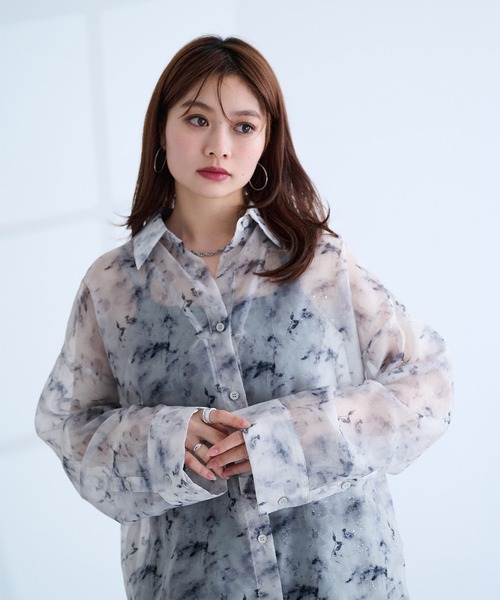 Ellno de Mavie(エルノデメヴィ)の「2wayシアーシャツ(シャツ/ブラウス・レディース・オフホワイト/ブルー/ブラック・FREE)」の7枚目の写真