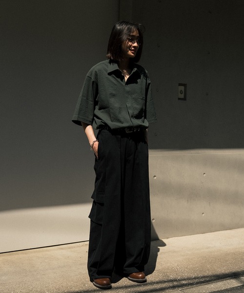 Nanmo.（ナンモ）の「TUCK WIDE CARGO PANTS/タックワイドカーゴパンツ（カーゴパンツ・メンズ・ブラック・MEDIUM/SMALL/LARGE）」の4枚目の写真