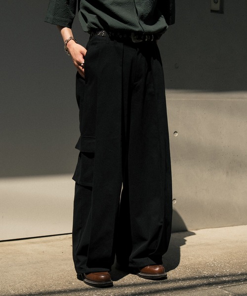 Nanmo.（ナンモ）の「TUCK WIDE CARGO PANTS/タックワイドカーゴパンツ（カーゴパンツ・メンズ・ブラック・MEDIUM/SMALL/LARGE）」の2枚目の写真