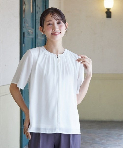 Petitjo(プッチージョ)の「小さいサイズ パール付きカラーレスフレアブラウス 低身長さん・小柄女性(シャツ/ブラウス・レディース・オフホワイト/グレー・PS/PSS/PM/PL)」の3枚目の写真