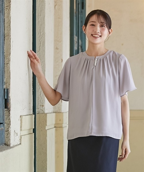 Petitjo(プッチージョ)の「小さいサイズ パール付きカラーレスフレアブラウス 低身長さん・小柄女性(シャツ/ブラウス・レディース・オフホワイト/グレー・PS/PSS/PM/PL)」の6枚目の写真