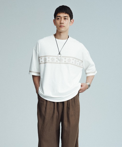 ADAM ET ROPE'（アダムエロペ）の「クロスステッチ ボックスシルエット Tシャツ（Tシャツ/カットソー・メンズ・ホワイト/ブラック・M/L）」の4枚目の写真