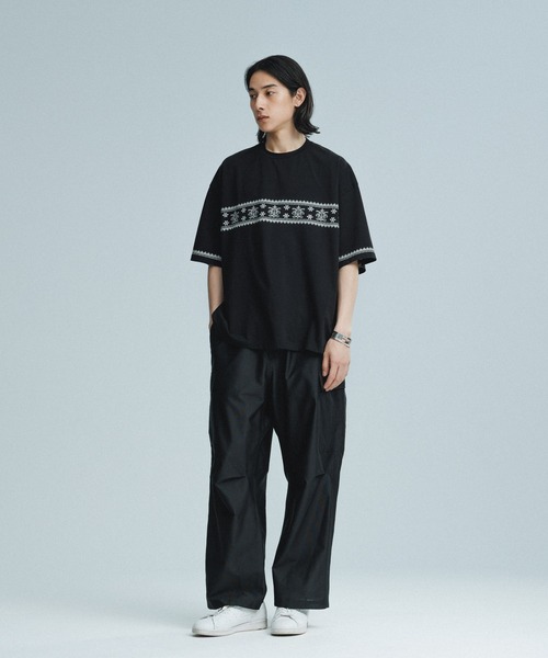 ADAM ET ROPE'（アダムエロペ）の「クロスステッチ ボックスシルエット Tシャツ（Tシャツ/カットソー・メンズ・ホワイト/ブラック・M/L）」の7枚目の写真