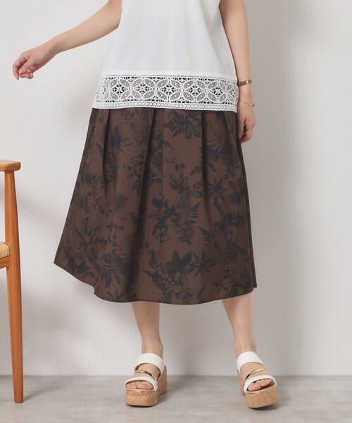 ITS'DEMO（イッツデモ）の「【清涼感／ウエスト後ろゴム／手洗い可】麻調花柄タックスカート（スカート・レディース・ブルー系その他2/ブラウン系その他2/ホワイト系3・00）」の2枚目の写真